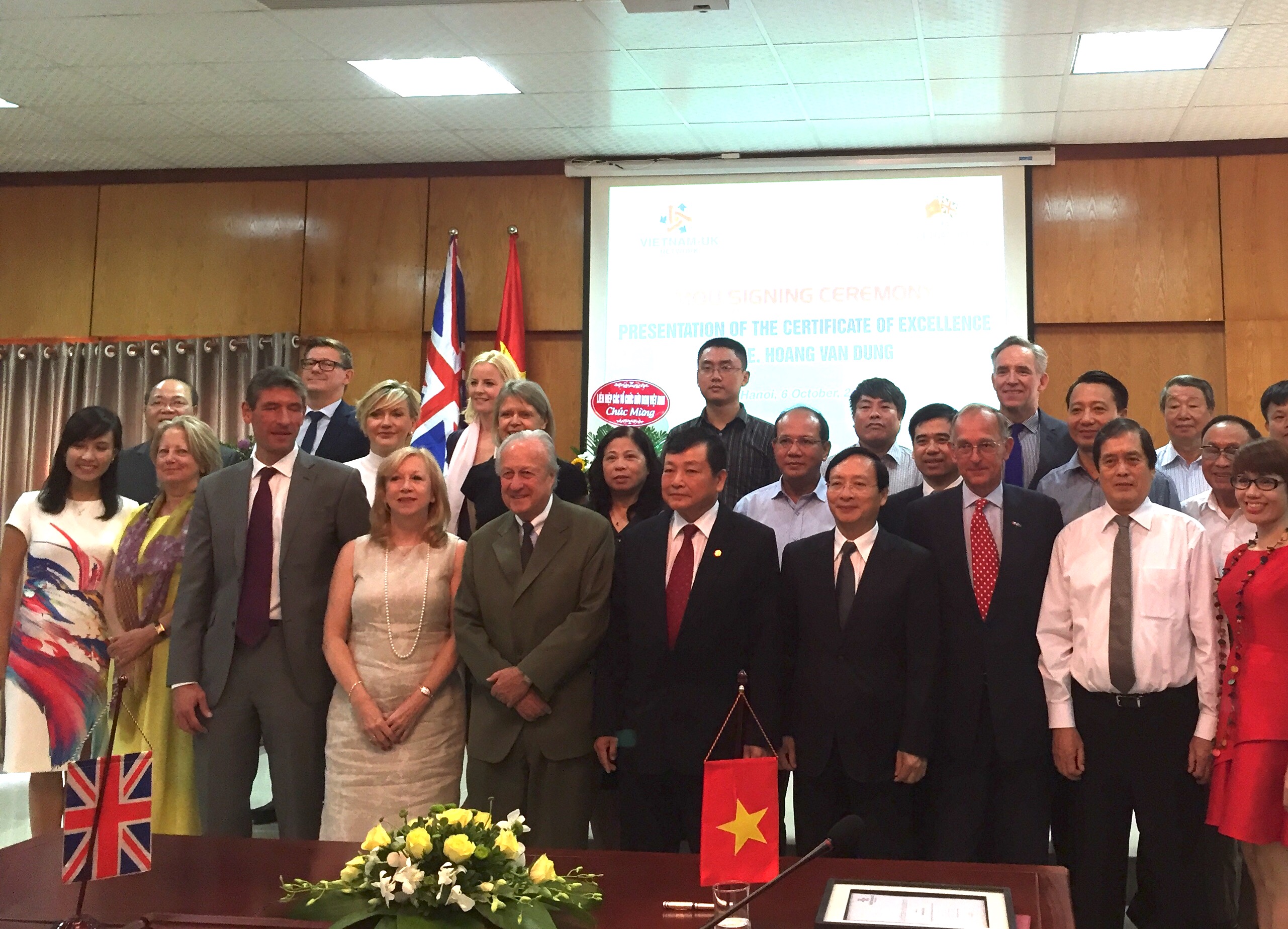 ky ket thoa thuan hop tac giua hoi huu nghi viet anh va mang luoi viet anh giai doan 2016 2019