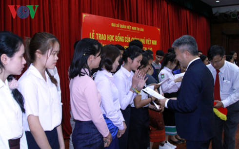 trao hoc bong cua chinh phu viet nam cho con em viet kieu tai lao