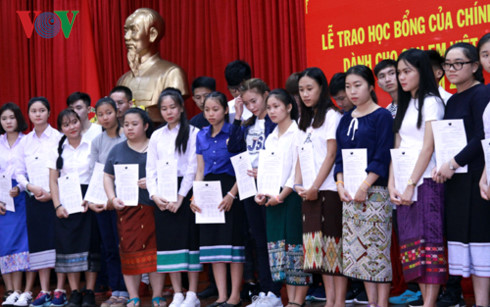 trao hoc bong cua chinh phu viet nam cho con em viet kieu tai lao