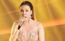 Hồ Quỳnh Hương bất ngờ gặp sự cố âm thanh khi đang hát