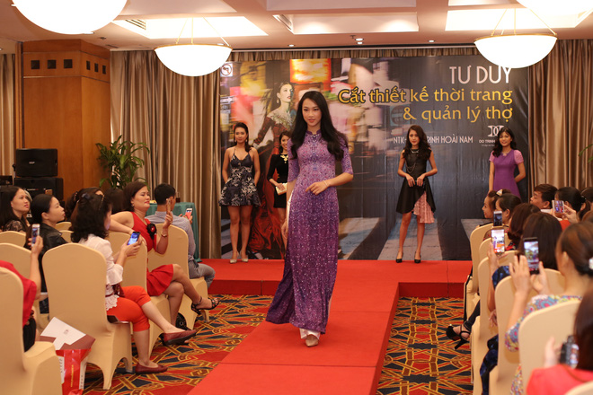 hoa hau thuy tien trinh dien trang phuc cua cac nha thiet ke hoc viec