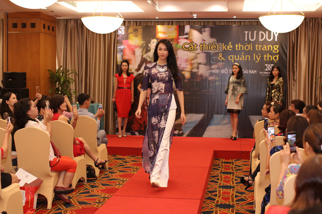 hoa hau thuy tien trinh dien trang phuc cua cac nha thiet ke hoc viec