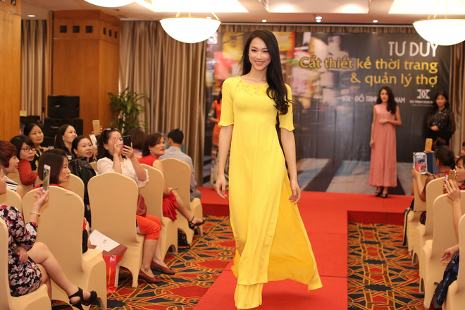 hoa hau thuy tien trinh dien trang phuc cua cac nha thiet ke hoc viec
