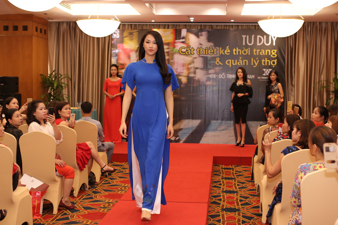 hoa hau thuy tien trinh dien trang phuc cua cac nha thiet ke hoc viec