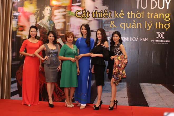 hoa hau thuy tien trinh dien trang phuc cua cac nha thiet ke hoc viec