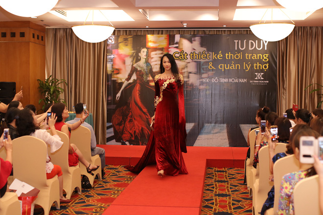 hoa hau thuy tien trinh dien trang phuc cua cac nha thiet ke hoc viec