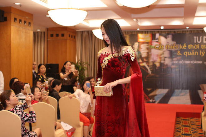 hoa hau thuy tien trinh dien trang phuc cua cac nha thiet ke hoc viec