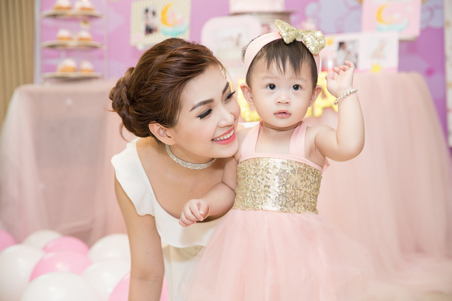 chong dai gia vang mat diem trang tu tay to chuc sinh nhat cho con gai