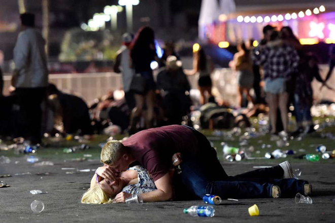 noi dau trong vu xa sung tham sat las vegas chong hy sinh than minh che chan cho vo
