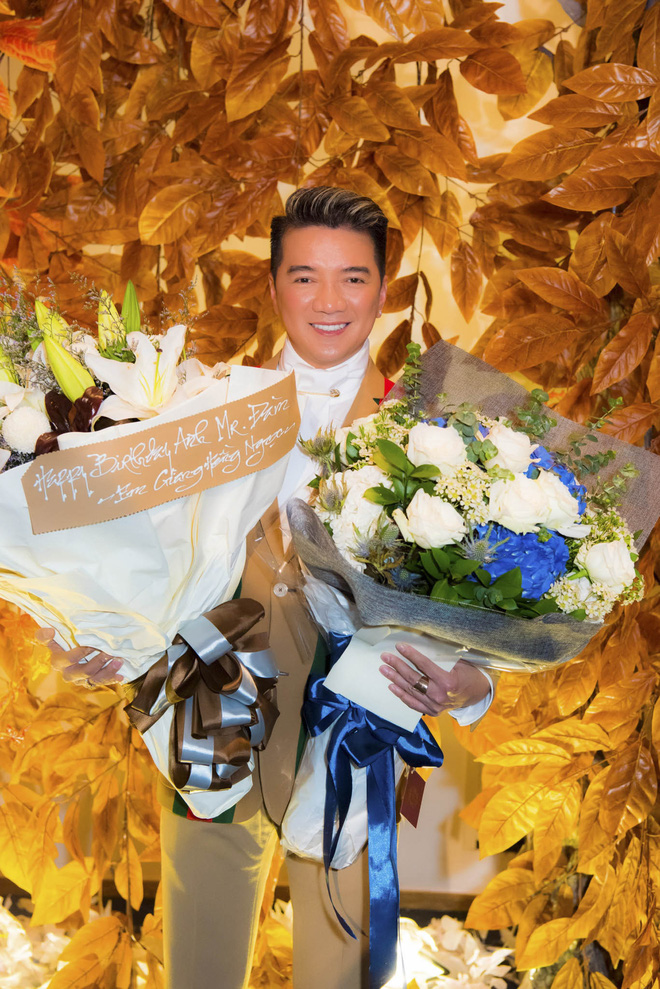 dam vinh hung khoe qua sinh nhat toan hang hieu dat do