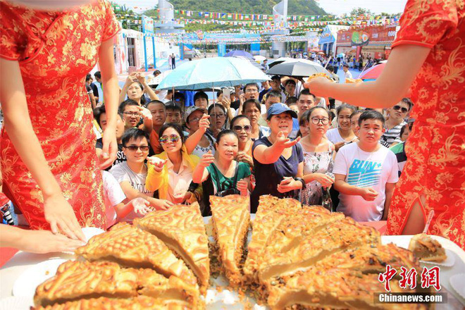 chiec banh trung thu ky la trong co ve kinh di ma ai cung muon duoc thu 1 mieng