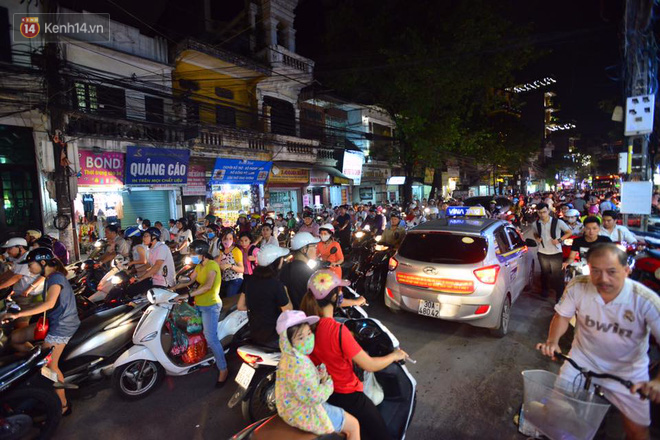 chum anh ngan ngam canh xe may co chay nguoc chieu gio cao diem khien nhieu tuyen duong o ha noi un tac khong loi ra