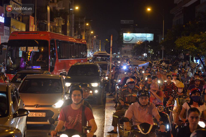 chum anh ngan ngam canh xe may co chay nguoc chieu gio cao diem khien nhieu tuyen duong o ha noi un tac khong loi ra