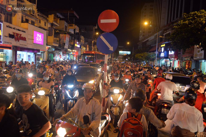 chum anh ngan ngam canh xe may co chay nguoc chieu gio cao diem khien nhieu tuyen duong o ha noi un tac khong loi ra