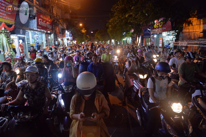 chum anh ngan ngam canh xe may co chay nguoc chieu gio cao diem khien nhieu tuyen duong o ha noi un tac khong loi ra