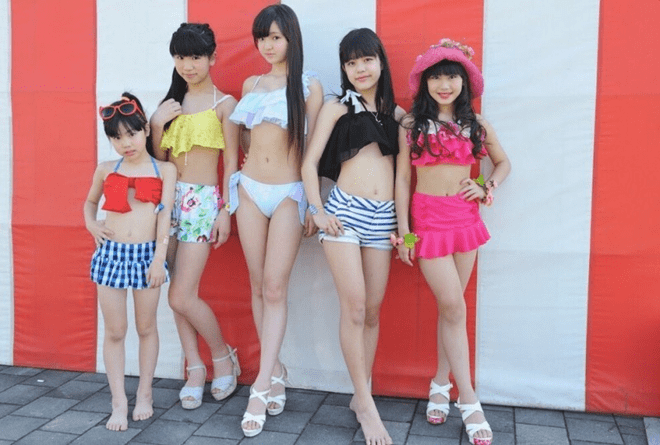 nhom nhac nhi nhat ban 12 tuoi mac bikini bieu dien bi du luan phan ung