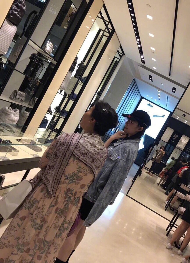 me luu diec phi xuat hien sang trong xinh dep hon ca con gai