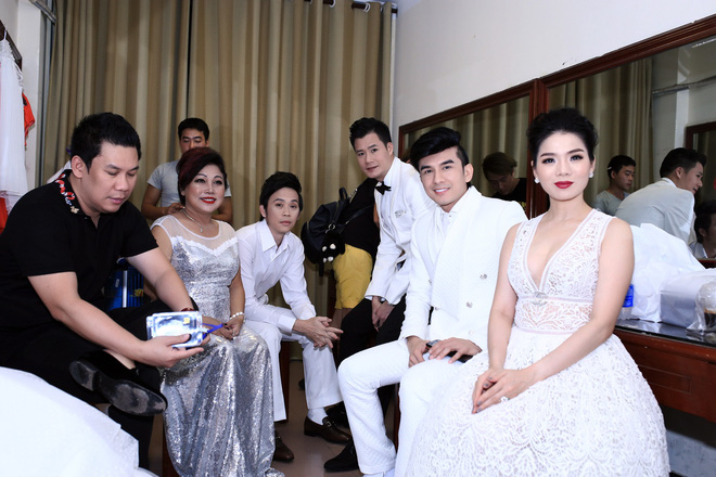 bua com cua hoai linh truoc gio len san khau khong canh rau chi ca kho va mam
