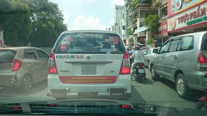hang loat taxi o sai gon dan decal phan doi uber va grab dai dien vinasun noi tai xe tu phat nhung khau hieu khong den noi qua dang