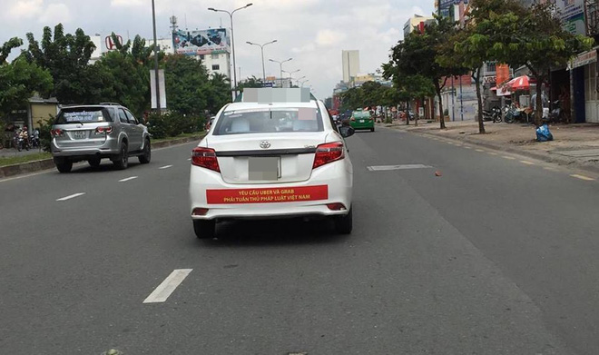 hang loat taxi o sai gon dan decal phan doi uber va grab dai dien vinasun noi tai xe tu phat nhung khau hieu khong den noi qua dang