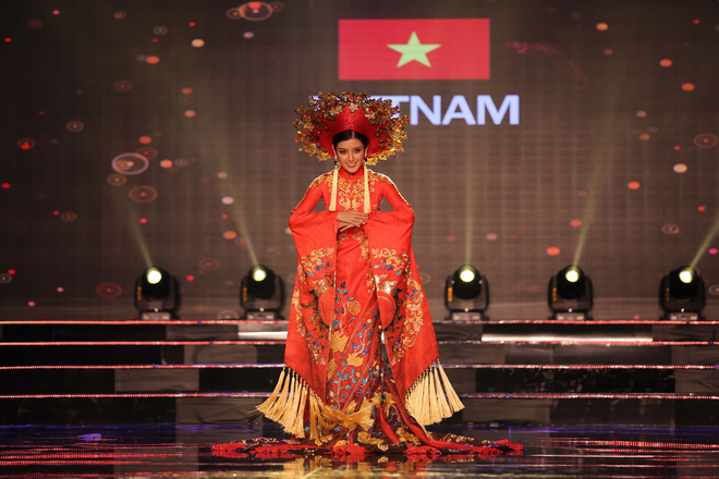 a hau huyen my mac ao dai nang 30kg dep noi bat lan at dan thi sinh trong dem thi trang phuc dan toc