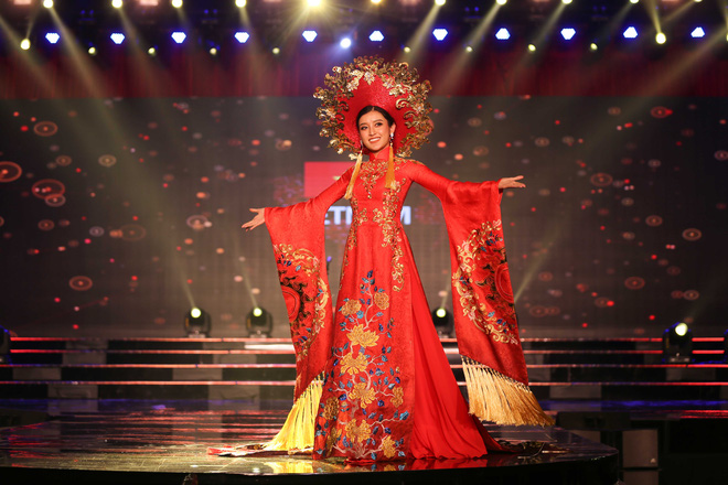 a hau huyen my mac ao dai nang 30kg dep noi bat lan at dan thi sinh trong dem thi trang phuc dan toc