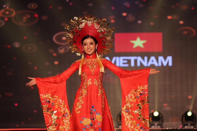 a hau huyen my mac ao dai nang 30kg dep noi bat lan at dan thi sinh trong dem thi trang phuc dan toc