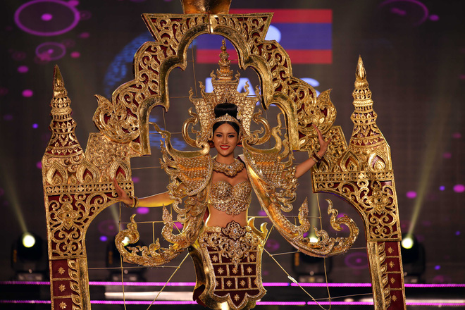 a hau huyen my mac ao dai nang 30kg dep noi bat lan at dan thi sinh trong dem thi trang phuc dan toc