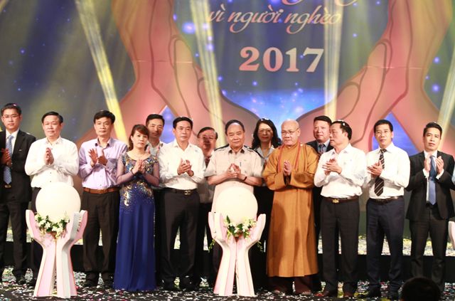 ca nuoc chung tay vi nguoi ngheo khong de ai bi bo lai phia sau