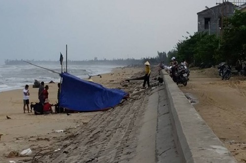 quang binh lat thuyen danh ca mot ngu dan mat tich tren bien
