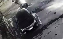 video tai xe lui xe tren 2 thanh go nho vuot ho sau thu hut hang trieu luot xem
