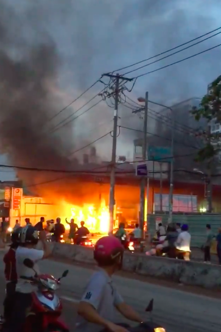 tp hcm cay xang boc chay du doi kem tieng no lon nhieu nguoi hoang loan bo chay thoat than