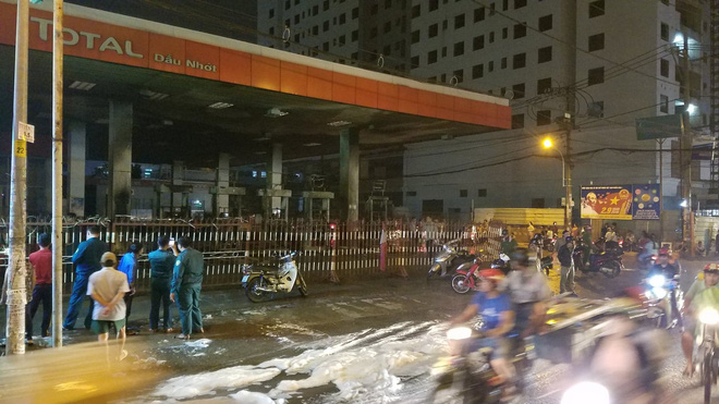 tp hcm cay xang boc chay du doi kem tieng no lon nhieu nguoi hoang loan bo chay thoat than