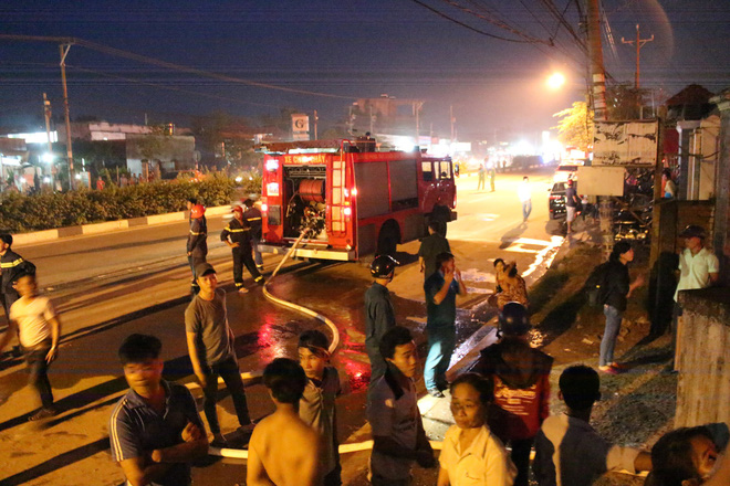 binh duong cong ty go boc chay ruc sang ca vung troi hang tram canh sat pccc gong minh dap lua