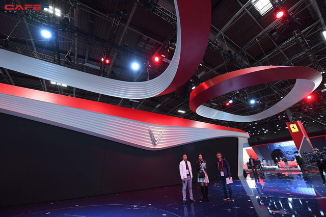 lo dien gian hang va san khau khung cua vinfast truoc them trien lam paris motor show 2018