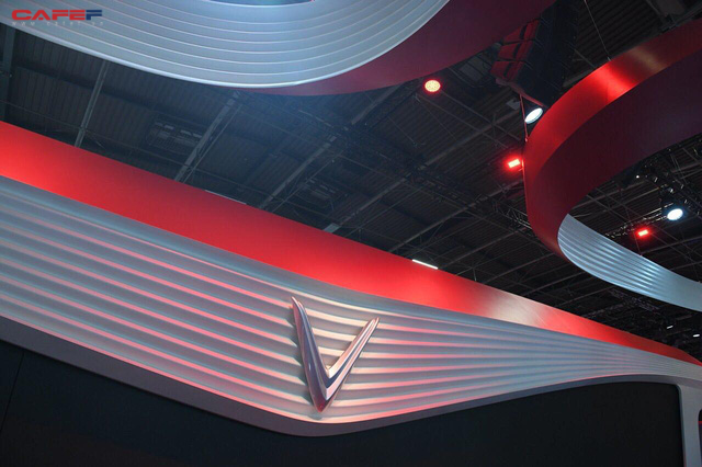 lo dien gian hang va san khau khung cua vinfast truoc them trien lam paris motor show 2018