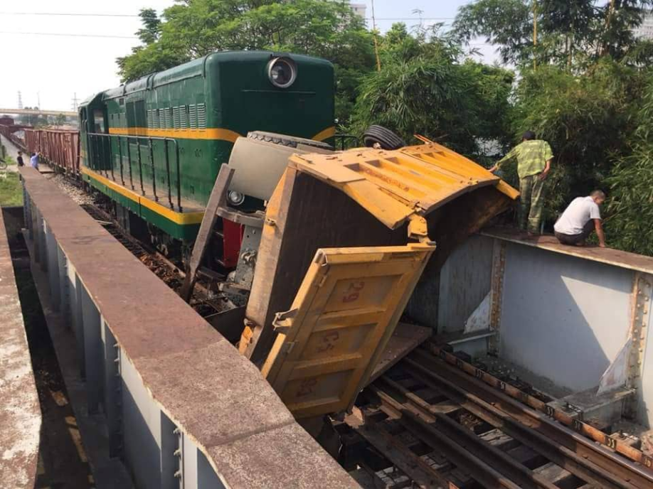 ha noi xe tai bi tau hoa tong day xa hang chuc met do qua duong thieu quan sat