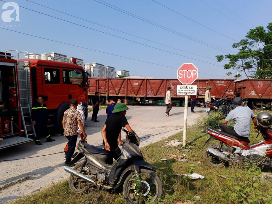ha noi xe tai bi tau hoa tong day xa hang chuc met do qua duong thieu quan sat