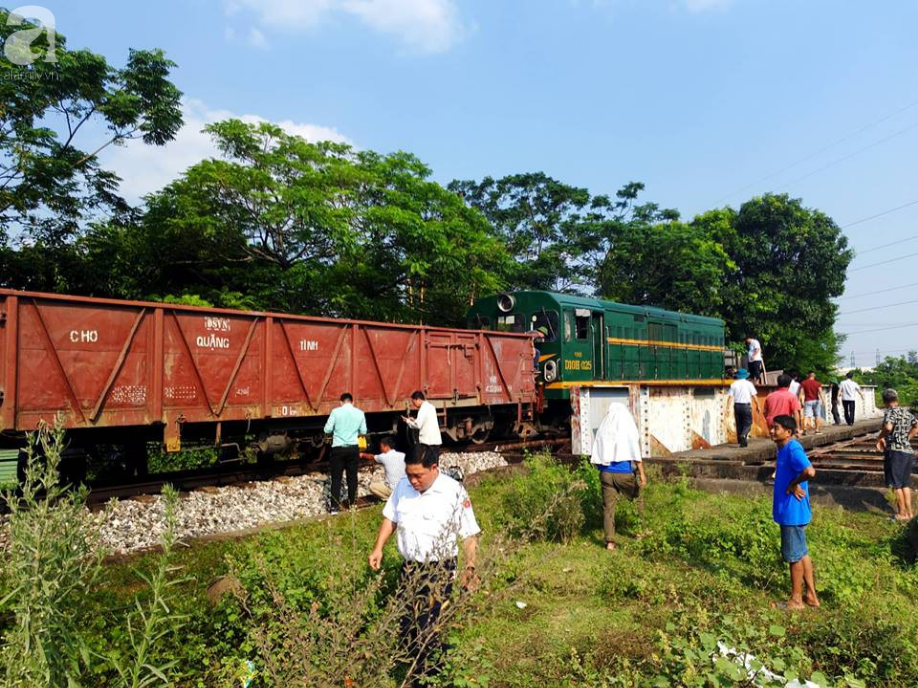 ha noi xe tai bi tau hoa tong day xa hang chuc met do qua duong thieu quan sat