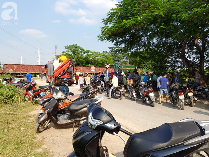 ha noi xe tai bi tau hoa tong day xa hang chuc met do qua duong thieu quan sat