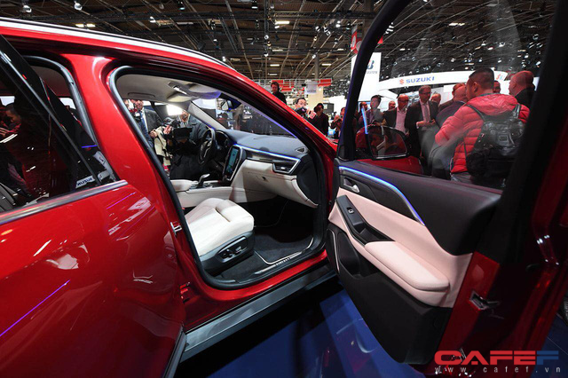 hot can canh chi tiet ngoai noi that cua 2 mau xe vinfast lux a20 vua ra mat hoanh trang tai paris motor show 2018