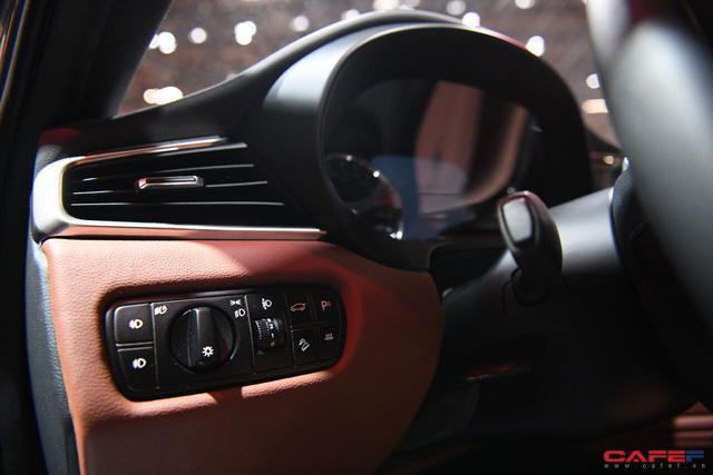 hot can canh chi tiet ngoai noi that cua 2 mau xe vinfast lux a20 vua ra mat hoanh trang tai paris motor show 2018