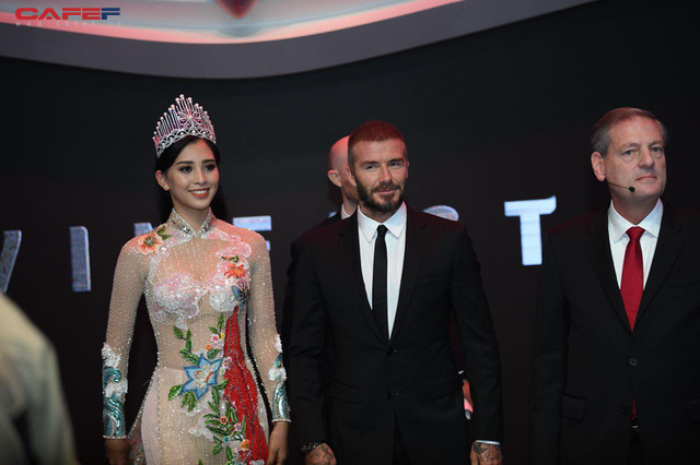 khoanh khac hoa hau tran tieu vy rang ro tu tin bat tay david beckham tai su kien ra mat vinfast