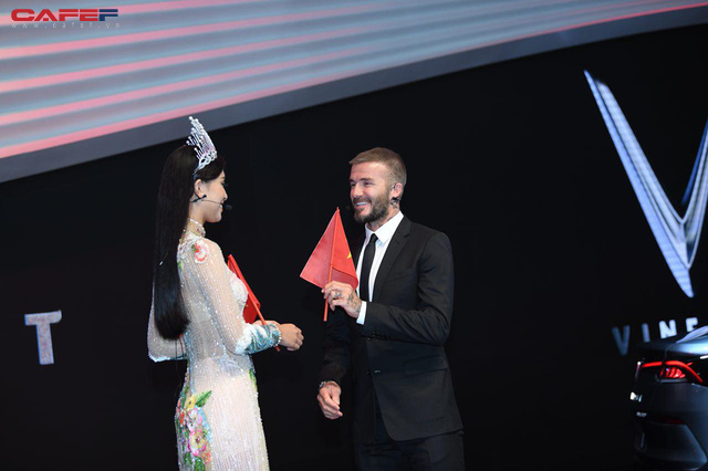 khoanh khac hoa hau tran tieu vy rang ro tu tin bat tay david beckham tai su kien ra mat vinfast