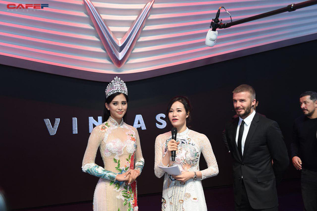 khoanh khac hoa hau tran tieu vy rang ro tu tin bat tay david beckham tai su kien ra mat vinfast