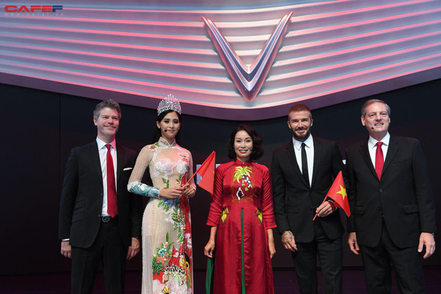 khoanh khac hoa hau tran tieu vy rang ro tu tin bat tay david beckham tai su kien ra mat vinfast