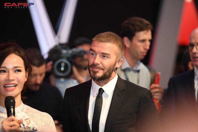 khoanh khac hoa hau tran tieu vy rang ro tu tin bat tay david beckham tai su kien ra mat vinfast