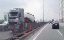 video khoanh khac xe may phong nguoc chieu nhu ten lua lao thang vao dau o to