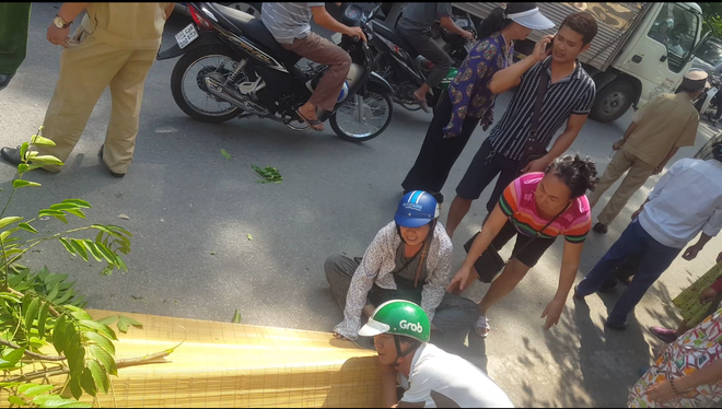 ha noi nguoi nha khoc ngat ben canh thi the nguoi dan ong bi tau hoa tong khi lao qua duong ray