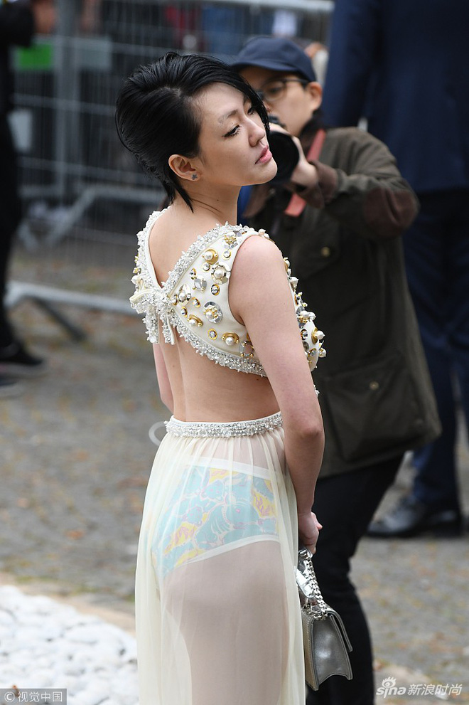 tu hy de co tinh mac vay khac nguoi phan cam tai tuan le thoi trang paris